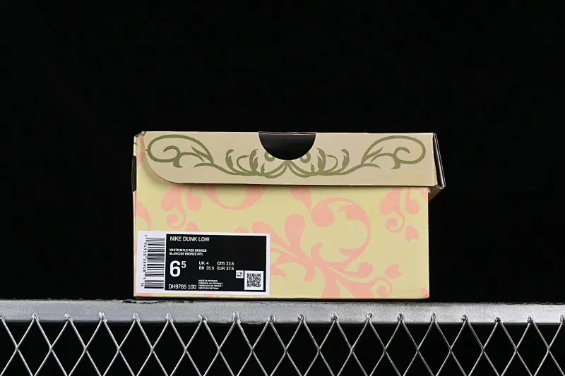 All Categories Nk SB Dunk Series Nk SB Dunk Low Low-top sneakers Nk Dunk Low Retro vibe style Rose cloth patch Brown and white distressed oxidation SB strap casual sneakers DH9765-100